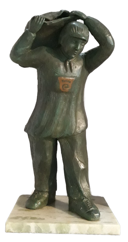 Tượng đàn ông vác bao cà phê/Statue of a coffee-bag carrying man (HVK632)